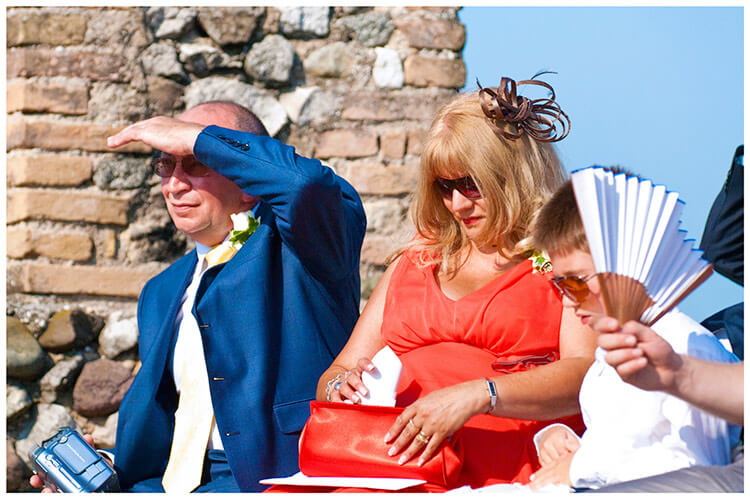 lake garda wedding photography wedding guests proctect themselves from the heat