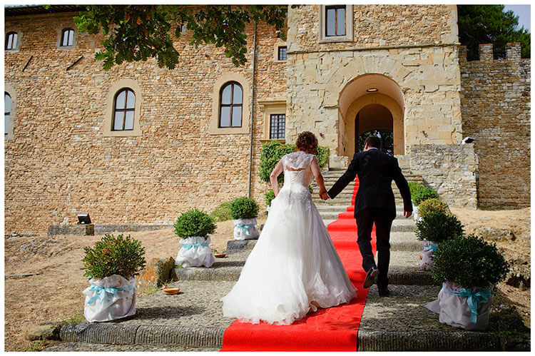 Castel di Poggio wedding walk up red carpet to castle entrance