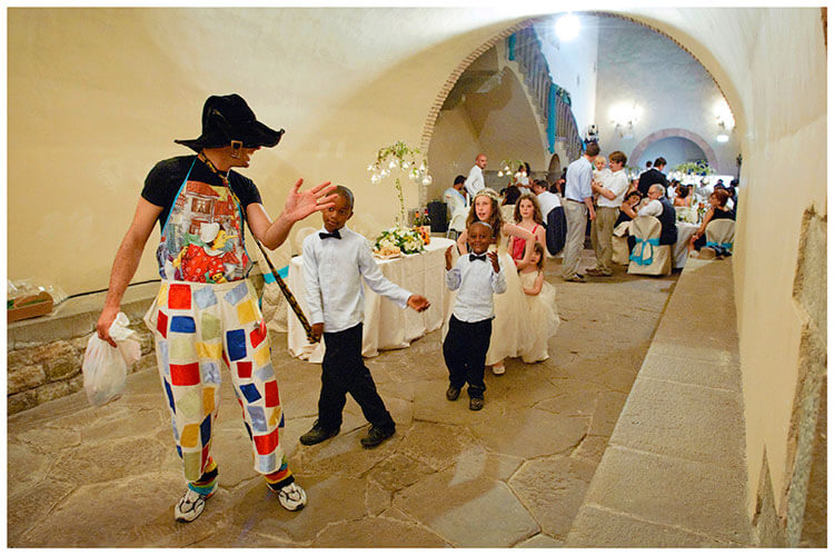 Castel di Poggio wedding Childrens entertainer leading children