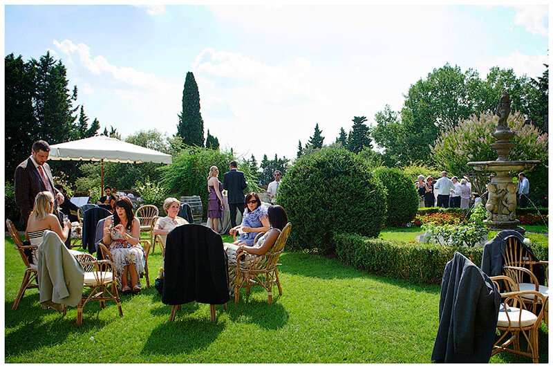 guests in Tuscan gardens