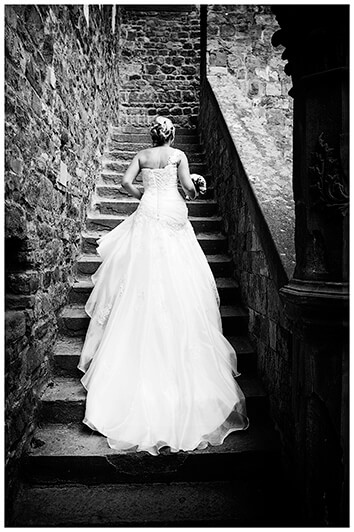 Castello di Vincigliata bride climbs stone stairs